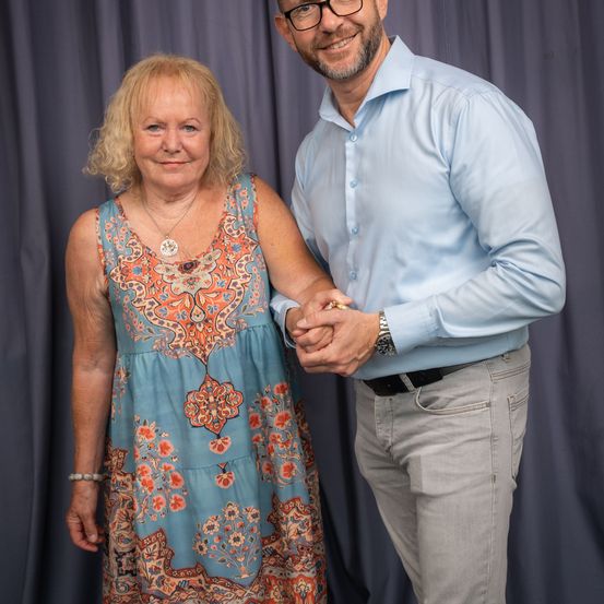 Bild enthält, Dress, Pants, Adult, Female, Person, Woman, Male, Man, Finger, Evening Dress