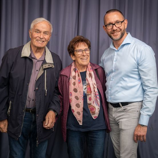 Bild enthält, Pants, Shirt, Person, Smile, Coat, Jacket, People, Groupshot, Adult, Man