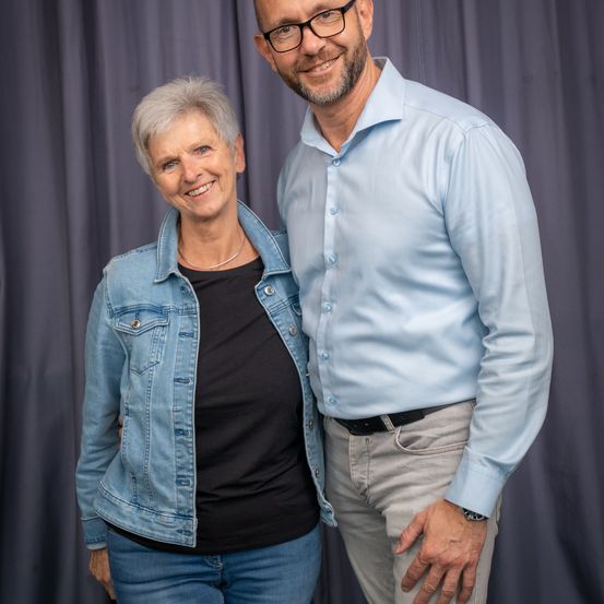 Bild enthält, Pants, Person, Smile, Jeans, Long Sleeve, Shirt, Adult, Female, Woman, Man