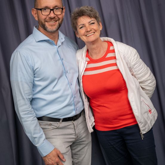 Bild enthält, Pants, Long Sleeve, Person, Smile, Blouse, People, Coat, Jacket, Blazer, Man