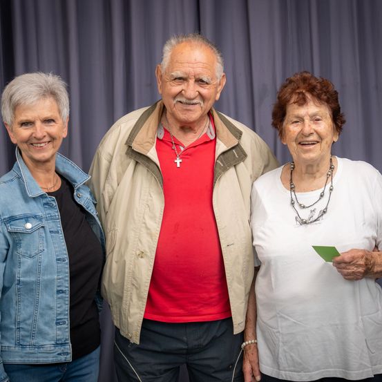 Bild enthält, Pants, Coat, Jacket, Long Sleeve, Blouse, Adult, Male, Man, Person, People