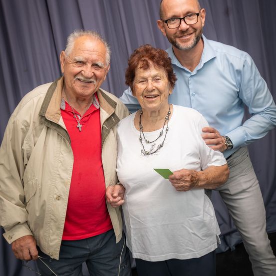 Bild enthält, People, Person, Pants, Blouse, Coat, Jacket, Blazer, Adult, Male, Man