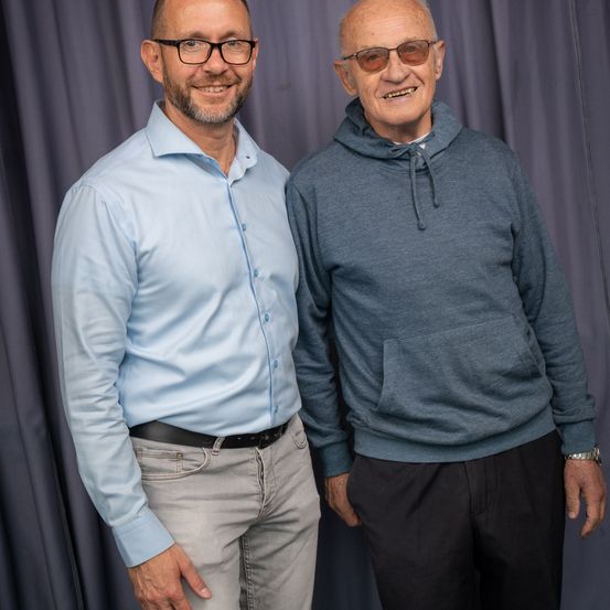 Bild enthält, Long Sleeve, Pants, Person, Smile, Shirt, Adult, Male, Man, People, Jacket