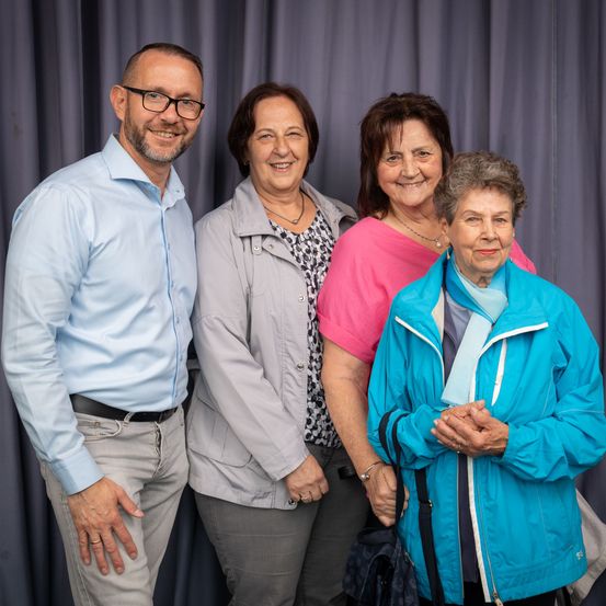 Bild enthält, People, Person, Coat, Jacket, Shirt, Adult, Male, Man, Blouse, Groupshot
