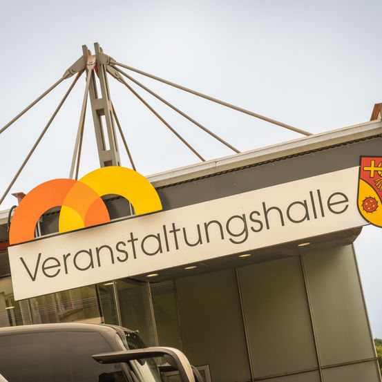 Bild enthält, Sign, Symbol, Car, Transportation, Vehicle, Logo, Architecture, Building, Bus