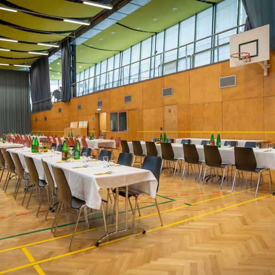 Bild enthält, Floor, Flooring, Indoors, Interior Design, Building, Wood, Chair, Cafeteria, Restaurant, People