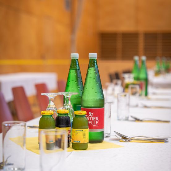 Bild enthält, Bottle, Alcohol, Beer, Beverage, Glass, Cup, Cutlery, Fork