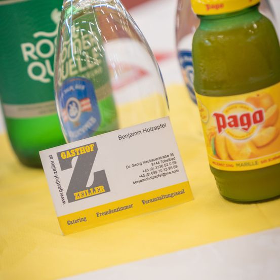 Bild enthält, Bottle, Business Card, Paper, Text, Beverage, Pop Bottle, Soda