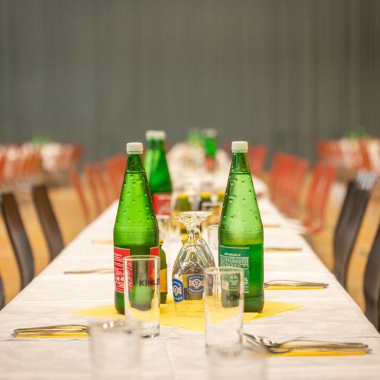 Bild enthält, Bottle, Chair, Furniture, Beverage, Alcohol, Beer, Indoors