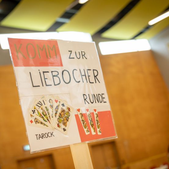 Bild enthält, Plywood, Wood, Banner, Text, Advertisement, Person, Poster, Indoors, Restaurant, Hardwood