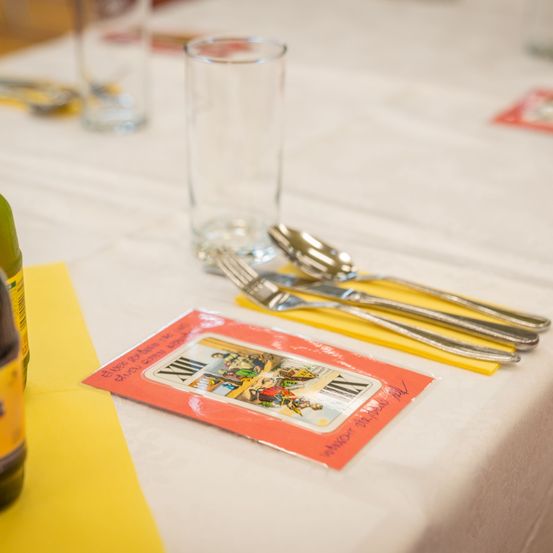 Bild enthält, Cutlery, Fork, Cup, Spoon, Beer, Beverage, Bottle, Glass, Furniture, Table