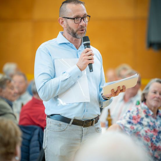 Bild enthält, Crowd, Person, People, Audience, Adult, Male, Man, Female, Woman, Speech