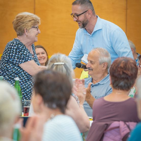 Bild enthält, Finger, Person, People, Adult, Female, Woman, Male, Man, Face, Glasses