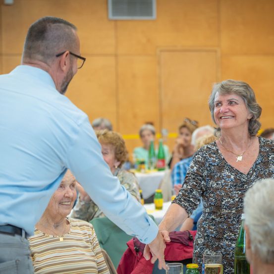 Bild enthält, Finger, Person, Shirt, Adult, Male, Man, Pants, Female, Woman, Child