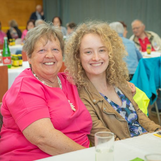Bild enthält, Indoors, Restaurant, Face, Person, Portrait, Adult, Female, Woman, Cafeteria, Plywood