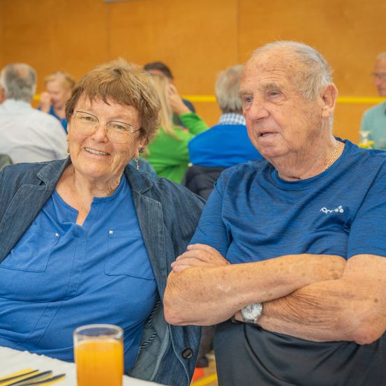 Bild enthält, Restaurant, Cafeteria, Adult, Male, Man, Person, Plywood, Female, Woman, Face