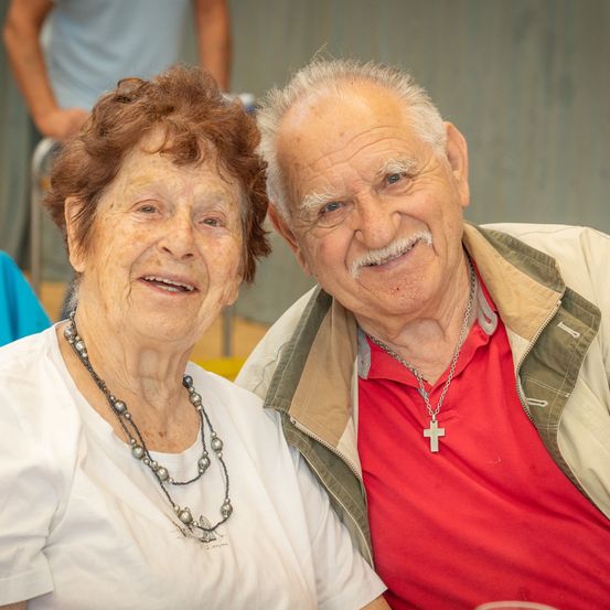 Bild enthält, Accessories, Necklace, Adult, Female, Person, Woman, Face, Portrait, Smile, Blouse