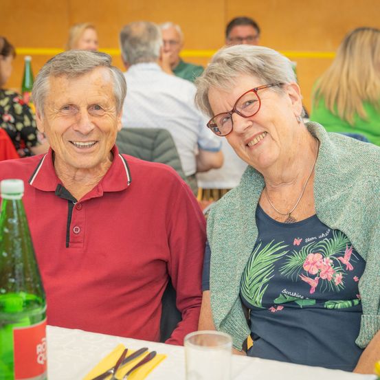 Bild enthält, Adult, Female, Person, Woman, Indoors, Restaurant, Bottle, Glasses, Face, Sweater