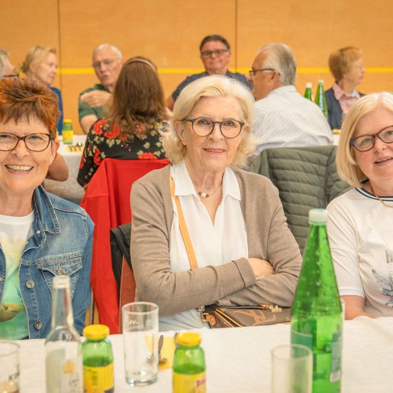 Bild enthält, Adult, Female, Person, Woman, People, Restaurant, Male, Man, Glass, Glasses