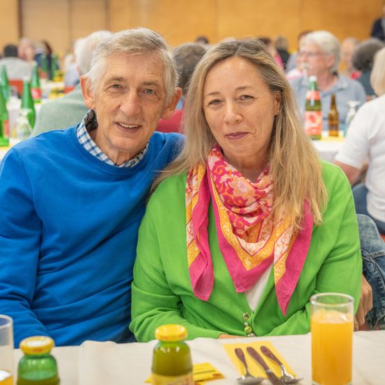 Bild enthält, Indoors, Restaurant, Adult, Female, Person, Woman, Cafeteria, Food Court, Face, People