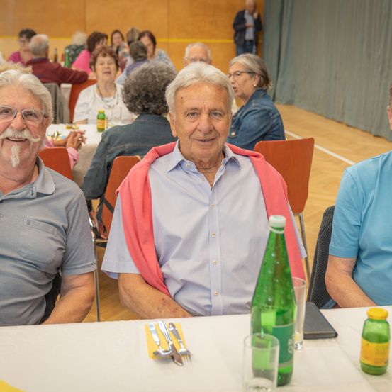 Bild enthält, Indoors, Restaurant, Cafeteria, Plywood, Wood, Adult, Male, Man, Person, Bottle