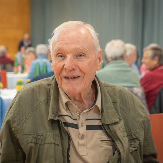 Bild enthält, Plywood, Wood, Adult, Male, Man, Person, Face, Portrait, Jacket, Indoors