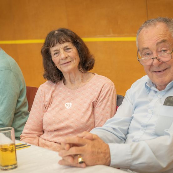 Bild enthält, Beer, Plywood, Glass, Adult, Male, Man, Person, Female, Woman, Shirt