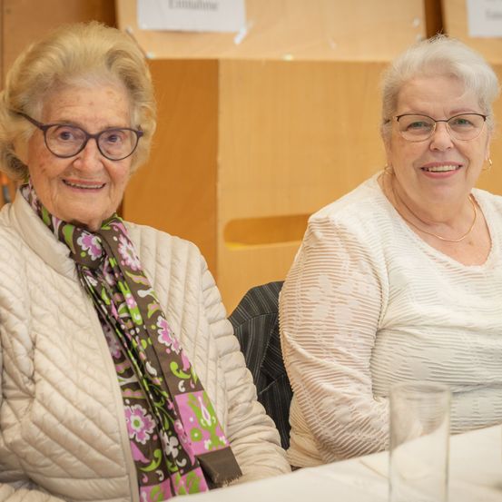 Bild enthält, Adult, Female, Person, Woman, Sweater, Glasses, Face, Plywood, Wood, Flower Arrangement