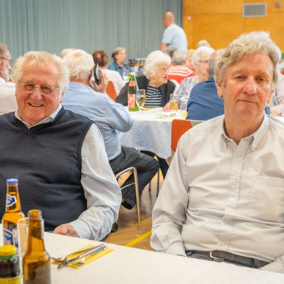 Bild enthält, Restaurant, Plywood, Wood, Cafeteria, Beer, Person, Portrait, Adult, Male, Man