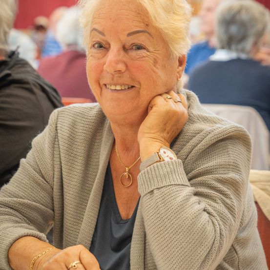 Bild enthält, Finger, Person, Adult, Female, Woman, Face, Photography, Portrait, Accessories, Sweater