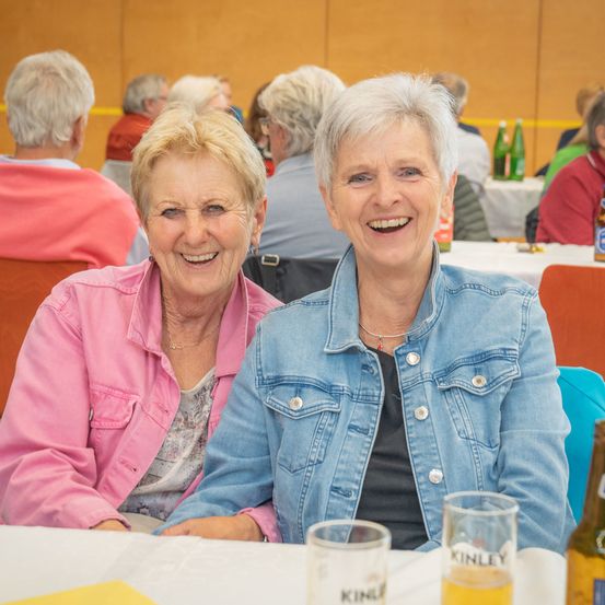 Bild enthält, Restaurant, Adult, Female, Person, Woman, Beer, Glass, Boy, Child, Male