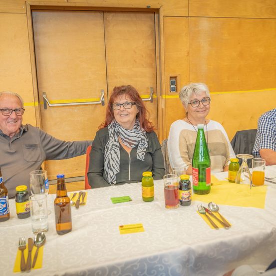 Bild enthält, Plywood, Wood, Adult, Female, Person, Woman, Beer, Male, Man, Glass