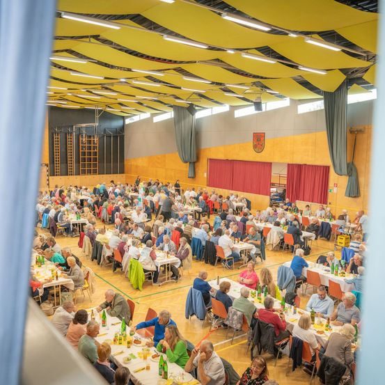 Bild enthält, People, Person, Indoors, Architecture, Building, Hall, Cafeteria, Restaurant, Fun, Banquet