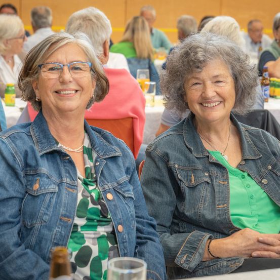 Bild enthält, Pants, Restaurant, Person, Portrait, Jeans, Adult, Female, Woman, Cafeteria, Child