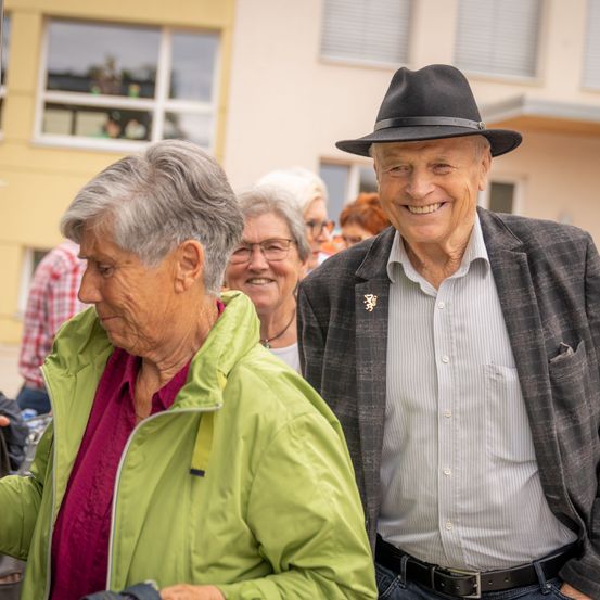 Bild enthält, Hat, Coat, Person, Smile, Adult, Male, Man, Jacket, Sun Hat, Woman