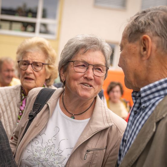 Bild enthält, Face, Head, Person, Smile, People, Adult, Female, Woman, Glasses, Man