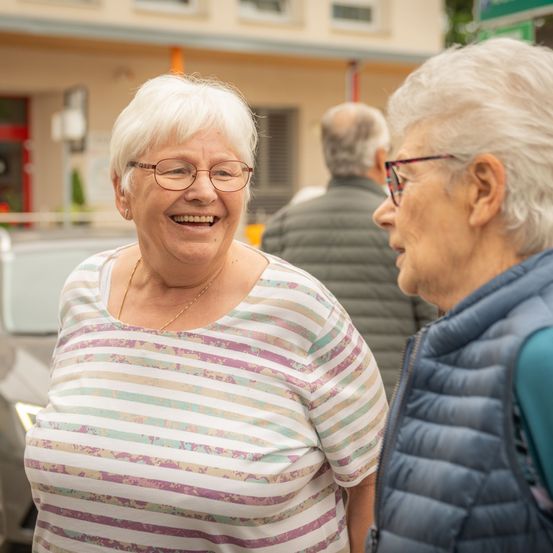 Bild enthält, Face, Happy, Head, Person, Smile, Adult, Female, Woman, Laughing, Man