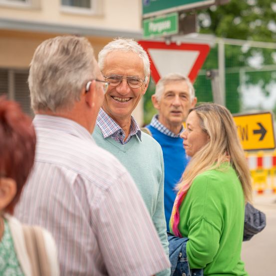 Bild enthält, Adult, Female, Person, Woman, People, Male, Man, Face, Head, Smile