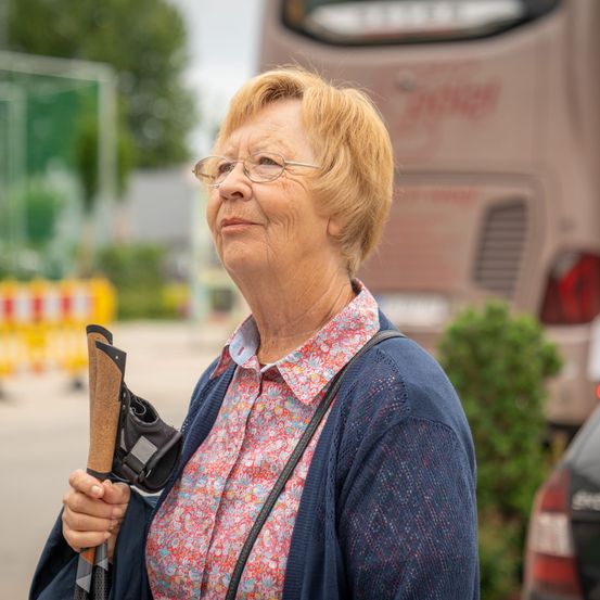 Bild enthält, Finger, Person, Adult, Female, Woman, Lady, Face, Head, Smile, Car