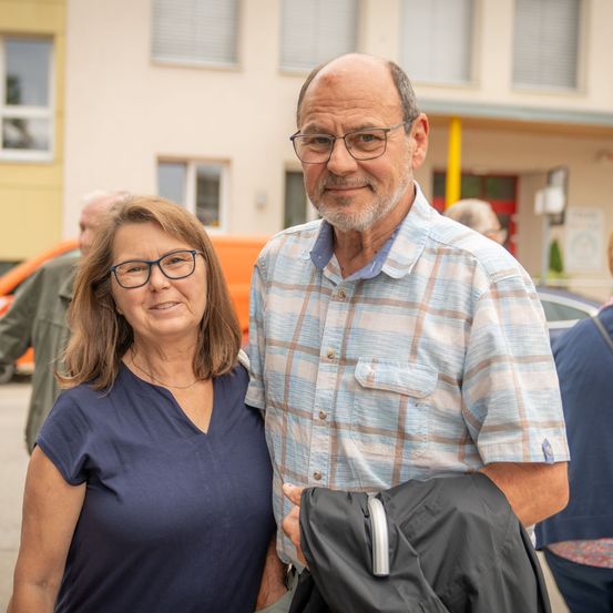Bild enthält, Pants, Adult, Female, Person, Woman, Portrait, Male, Man, Smile, Glasses