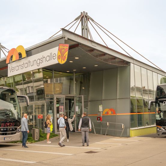 Bild enthält, Bus, Transportation, Vehicle, Person, Terminal, Machine, Wheel, Clothing, Footwear, Shoe