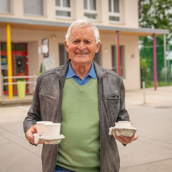 Bild enthält, Coat, Jacket, Adult, Male, Man, Person, Car, Wheel, Face, Senior Citizen