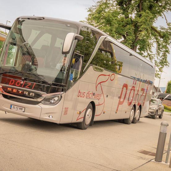 Bild enthält, Bus, Transportation, Vehicle, Car, Person, Machine, Wheel, Bicycle, Road Sign, Symbol
