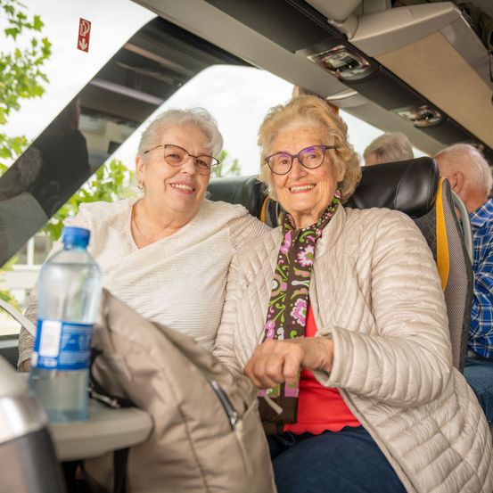 Bild enthält, Finger, Person, Face, Portrait, Adult, Male, Man, Female, Woman, Flower Arrangement