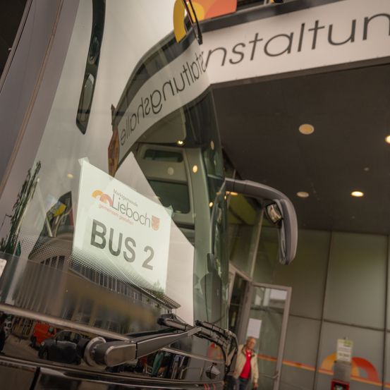 Bild enthält, Person, Architecture, Building, Handrail, Airport, Logo, Machine, Wheel