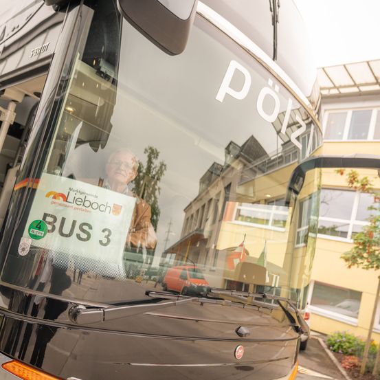 Bild enthält, Bus, Transportation, Vehicle, Person, Accessories, Glasses, Car, Machine, Wheel