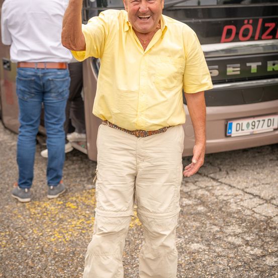 Bild enthält, Pants, Finger, Person, Adult, Male, Man, Jeans, Shoe, Portrait, Standing