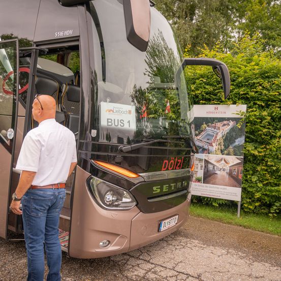 Bild enthält, Jeans, Pants, Adult, Male, Man, Person, Glasses, Bus, Face, Boarding
