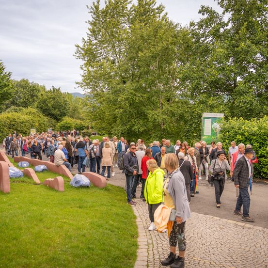 Bild enthält, People, Person, Building, College, Footwear, Shoe, Walking, Outdoors, Park, Jeans