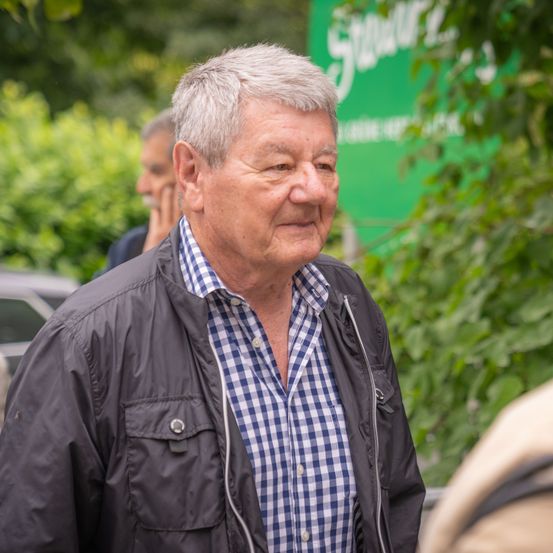 Bild enthält, Coat, Jacket, Adult, Male, Man, Person, Female, Woman, Shirt, Face